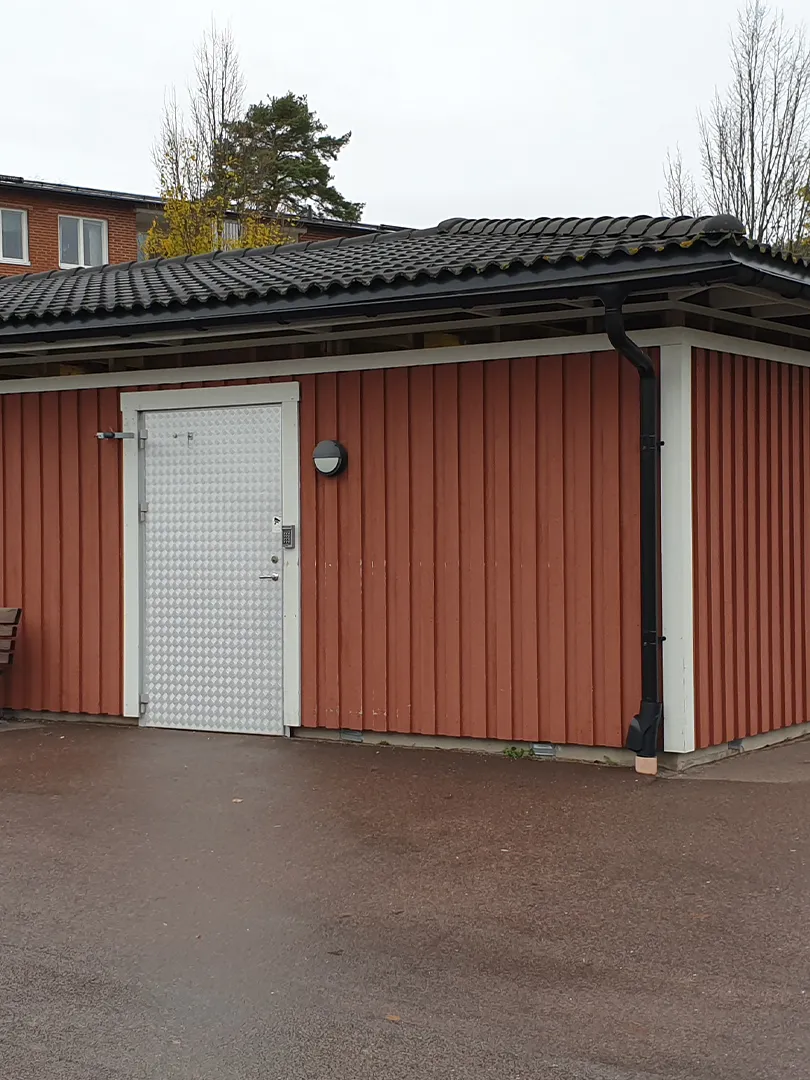Återvinningsstation för källsortering och miljötänk hos BRF Järnet i Karlstad.