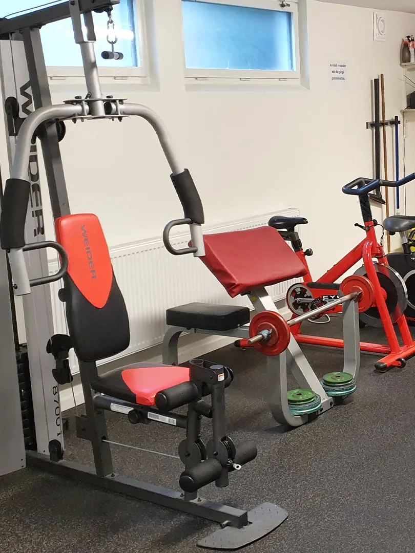 Modernt träningsrum och gym för boende i bostadsrättsföreningen BRF Järnet i Karlstad.